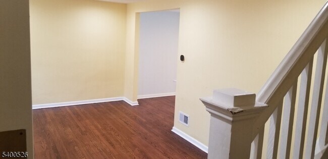 Foto del edificio - 374 E Midland Ave