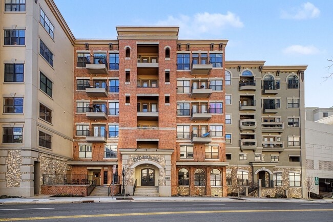 Building Photo - Penthouse-level 1 bed / 1 bath Condo at Bristol on Broadway
