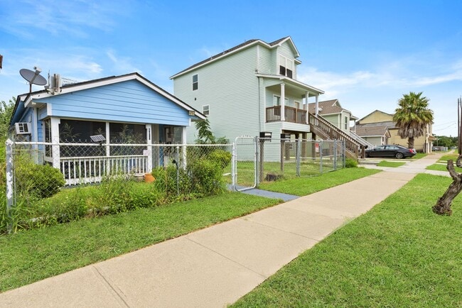 Building Photo - 4018 Sealy Ave