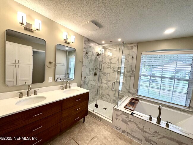 Foto del edificio - 12850 Chets Creek Dr N
