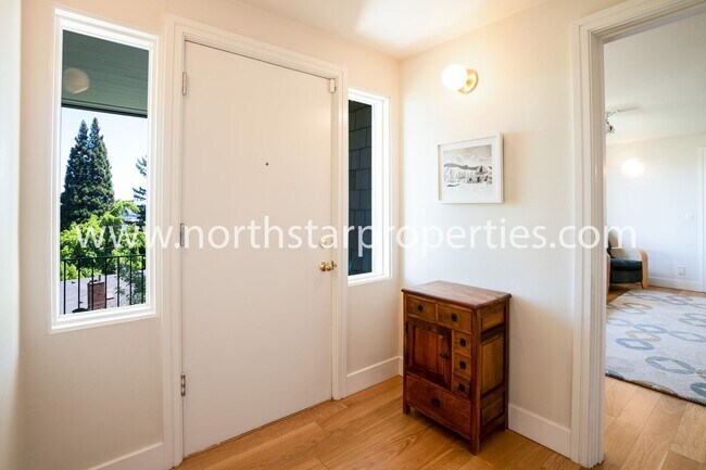 Building Photo - Stunning Views Close in NW Portland