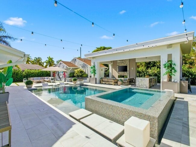 Building Photo - 2210 NE 3rd Ave