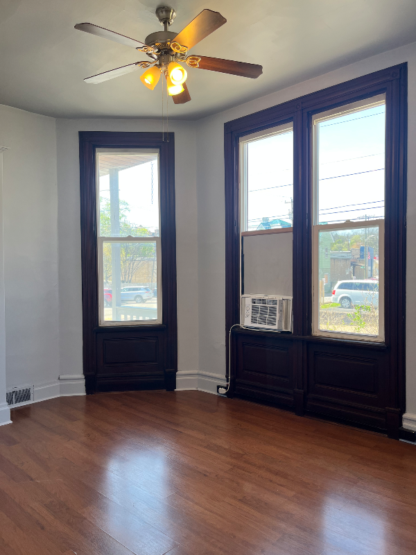 Foto principal - 128 W 2nd St