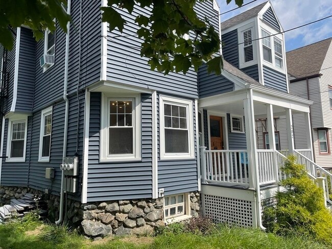 Building Photo - 202 Robbins St