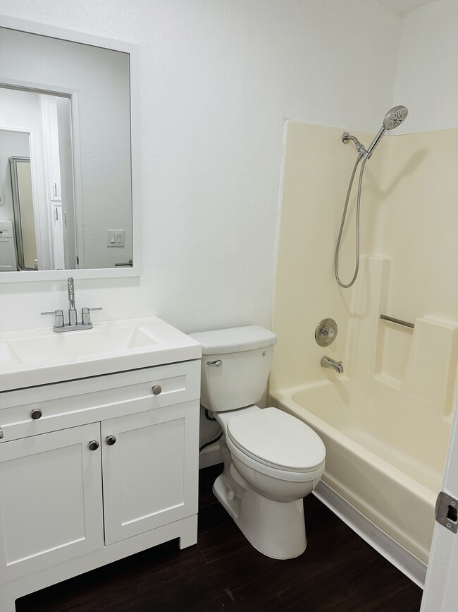 Baño 1 - 1302 13th St