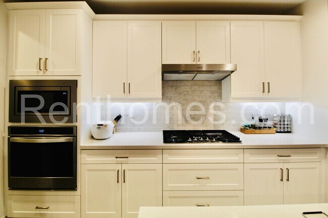 Building Photo - Sorrento Mesa, 8055 Silvercrest Wy, 3.2 kw...