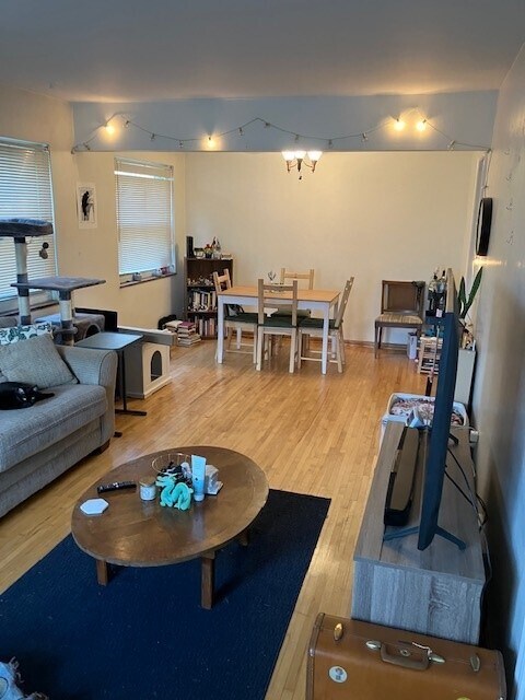 Sala de estar mirando al sur hacia el comedor. - 17003 Hilliard Rd