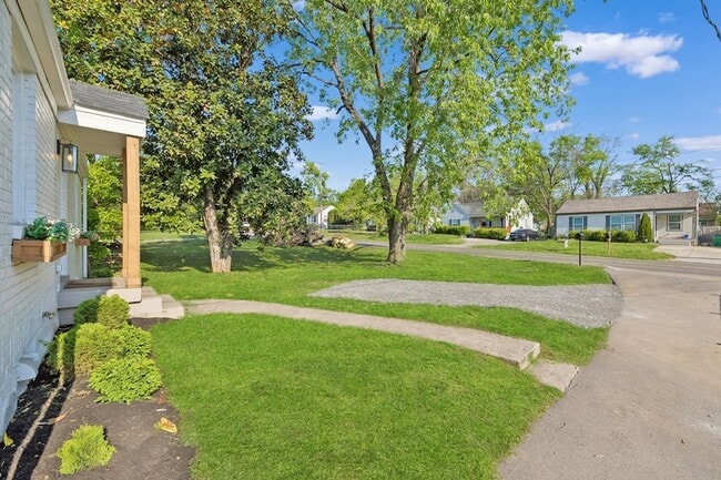 Foto del edificio - 902 Broadmoor Dr