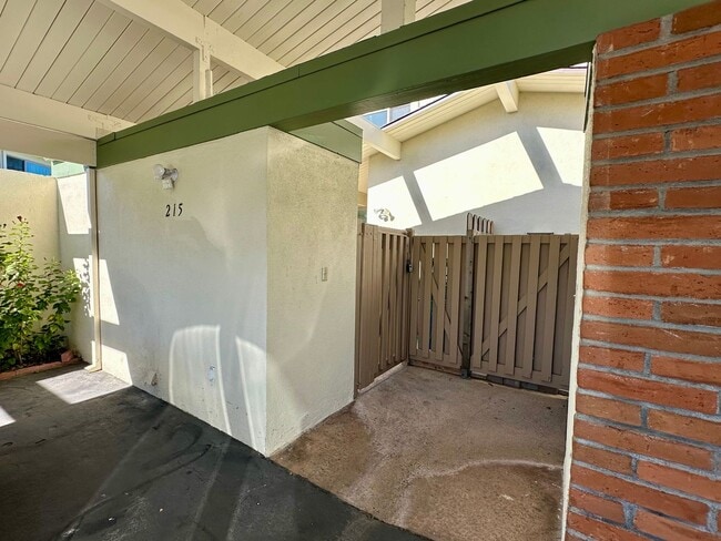 Building Photo - Bright and Spacious 2-Bedroom Condo in Gol...