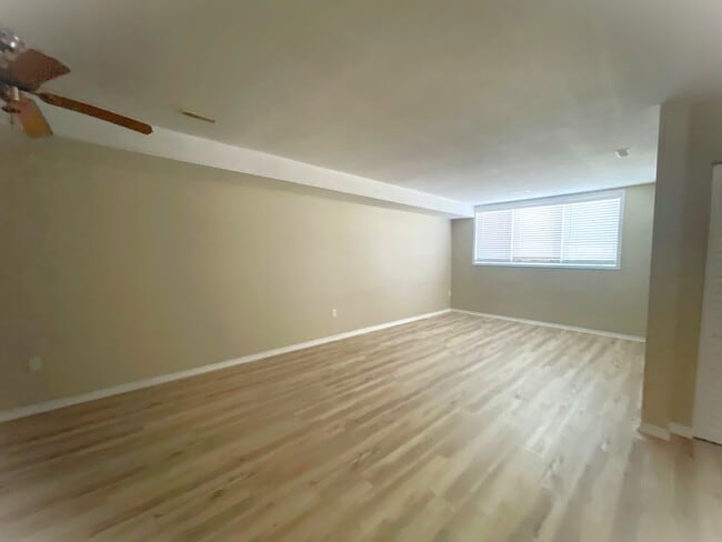 Building Photo - 208 Christina St S