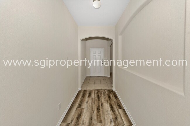 Foto del edificio - 2801 Adams Fall Ln