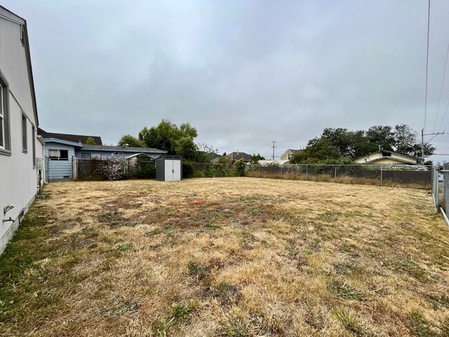 Building Photo - Pet friendly 2 Bedroom, 1 Bathroom with Sp...