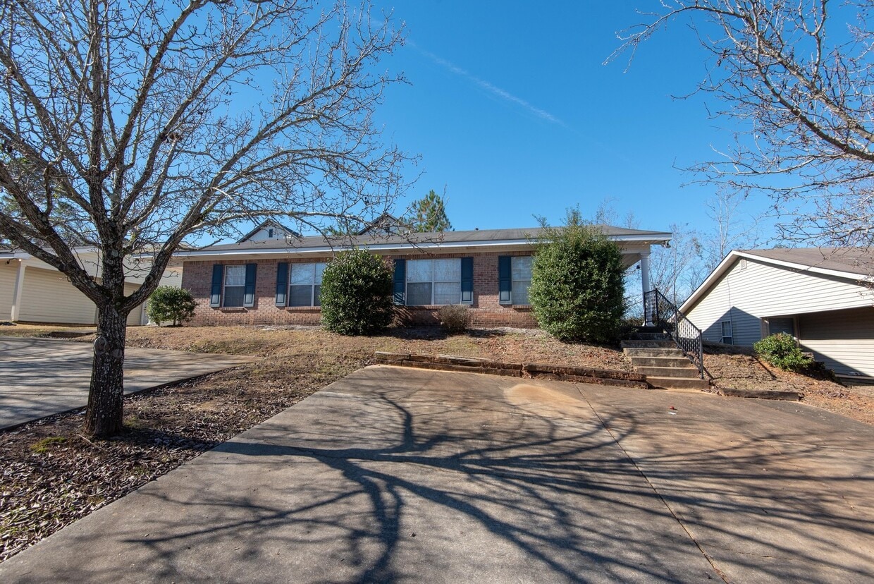 Building Photo - Center 645-647