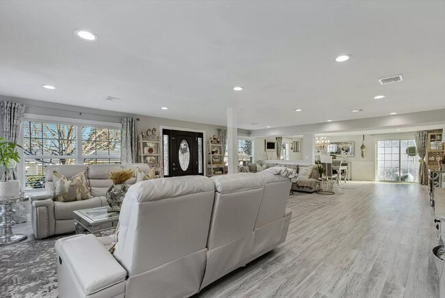 Foto del edificio - 24 E Winding Hill Rd