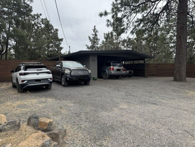 Building Photo - Fantastic location just steps from the Deschutes River and 1st St Rapids Park