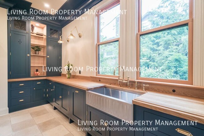 Building Photo - Stunning and Elegant Victorian Home!