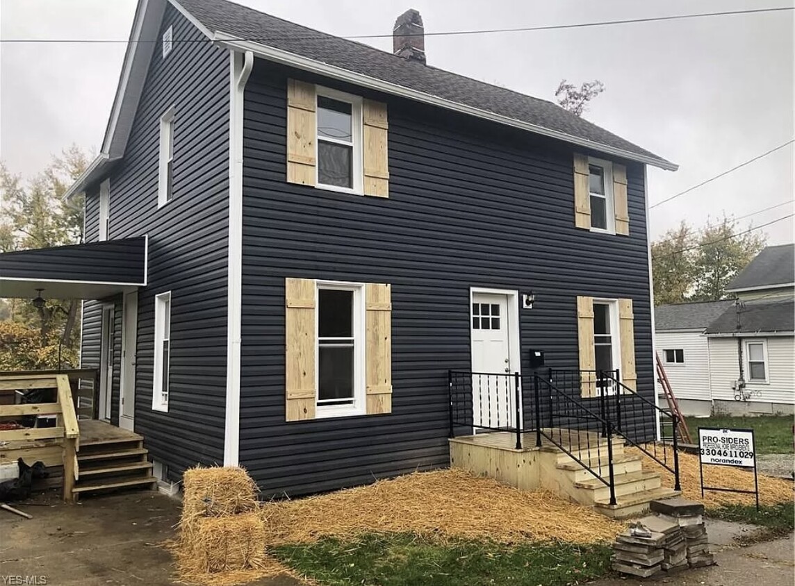 Primary Photo - 129 Rainbow St