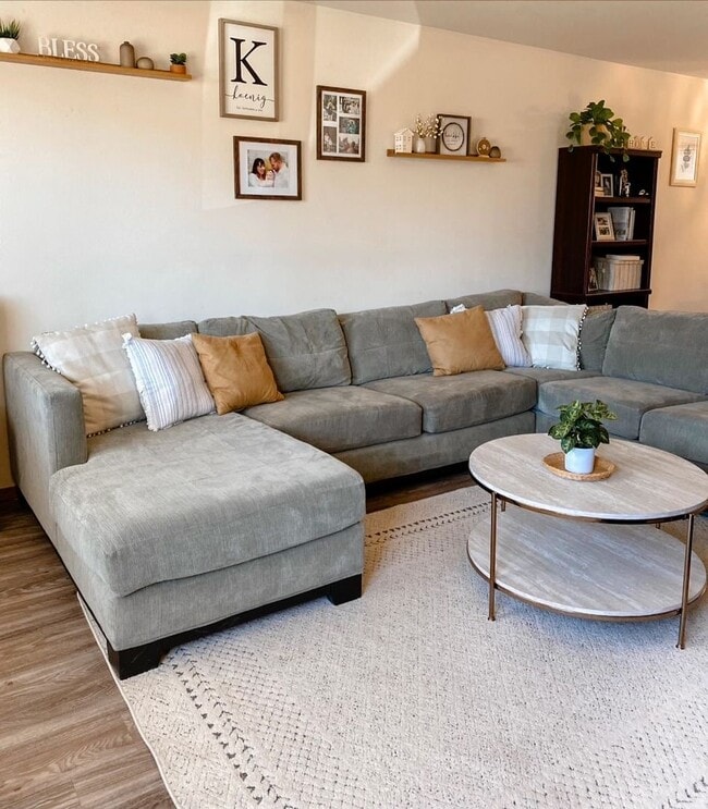Foto del edificio - 3BD/2.75BA Duplex. Pet Friendly!