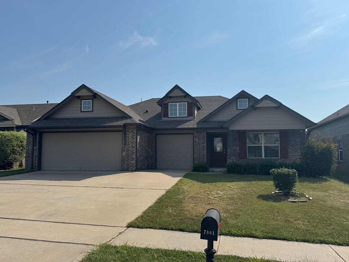 Foto principal - 4 bed, 2 bath, 3 car garage!