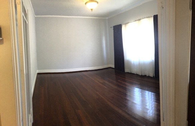 Building Photo - Charming home with private gate