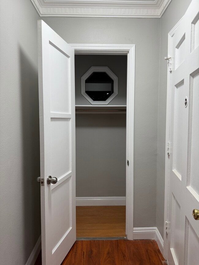 Armario de la sala de estar - 1483 Allison Ave