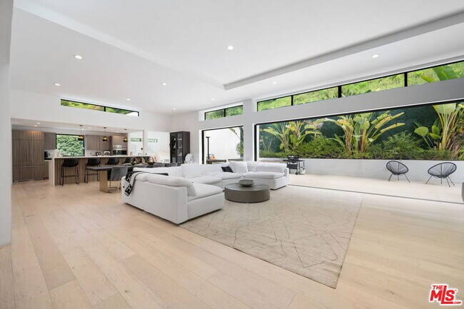 Foto del edificio - 2048 N Beverly Dr