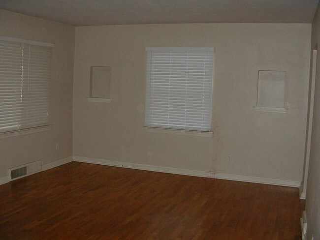 Building Photo - 1617 N Weinbach Ave