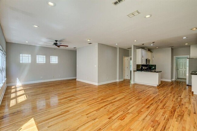 Building Photo - Completely remodeled 3/3 Close to Midtown ...