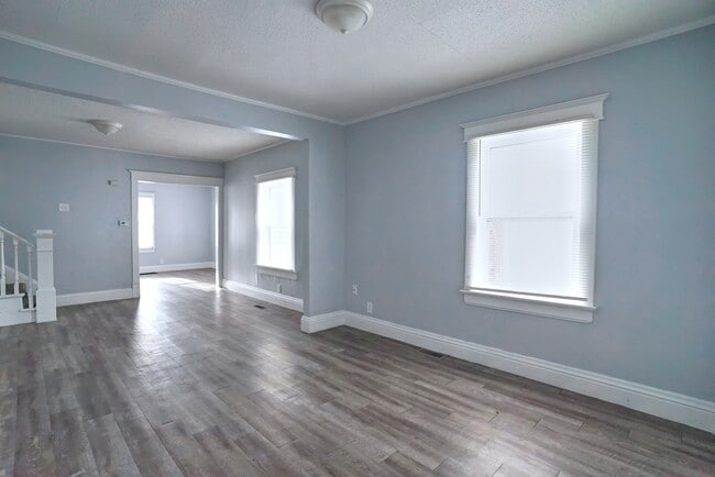 Building Photo - 415 E Lawrence St