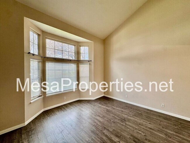 Building Photo - 10927 Glenoaks Dr