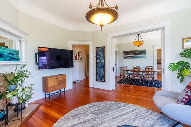 Building Photo - Elegant 4BR/2BA Full Floor Luxury Flat! La...