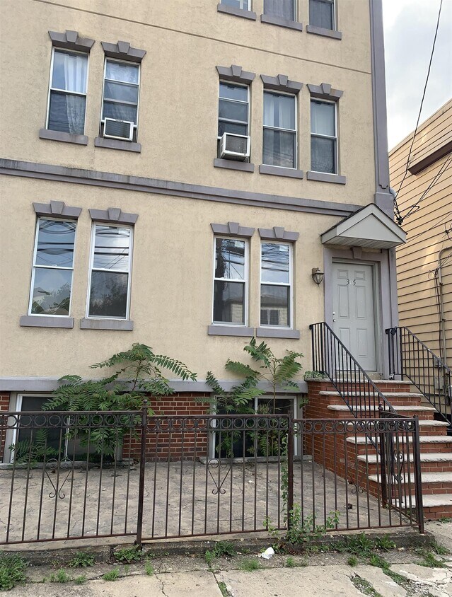 Primary Photo - 305 Cator Ave