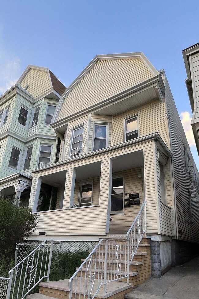 Building Photo - 95 W 17th St