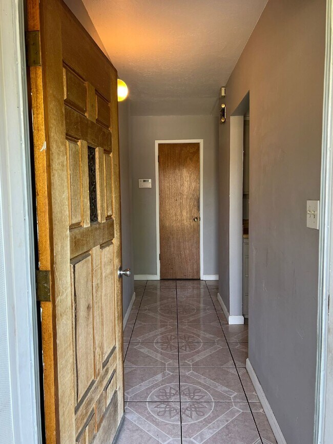 Building Photo - Beautiful Three Bedroom House With Lots of...