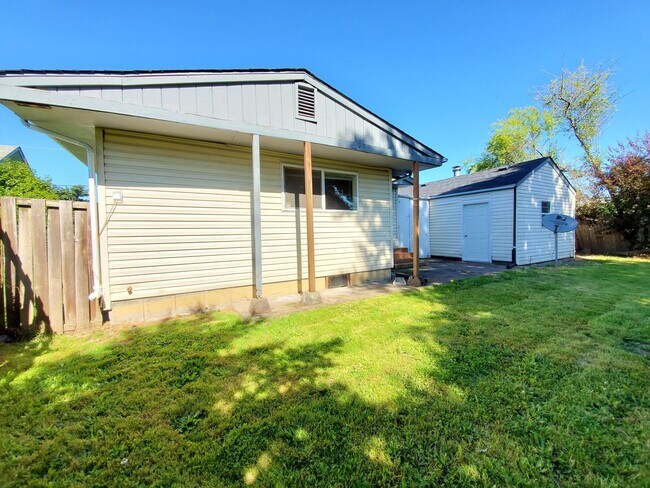 Foto del edificio - 3 Bed 2 Bath Home w/ storage shed