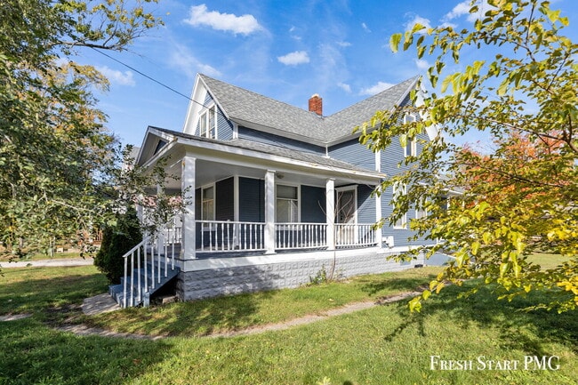 Building Photo - Spacious Upstairs Unit with 3 Flexible Roo...