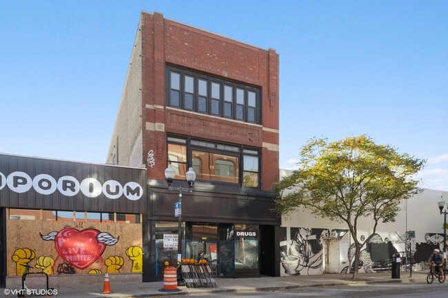 Foto del edificio - 1370 N Milwaukee Ave