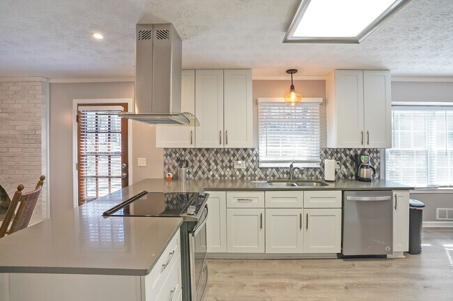 Foto del edificio - Room in House on Mountainbrooke Cir SW