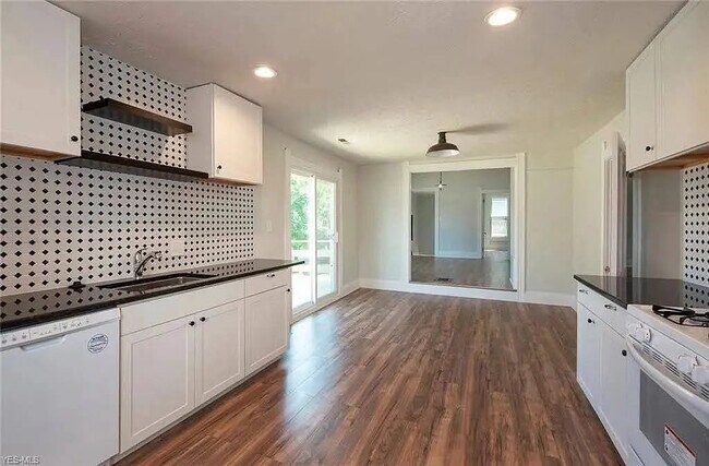 Building Photo - 3204 Archwood Ave