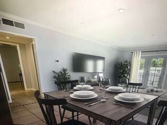 Dining area - 15344 Weddington St