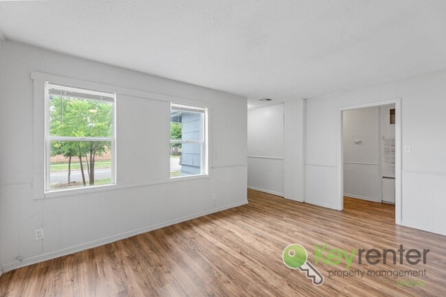 Building Photo - E Elm St Triplex