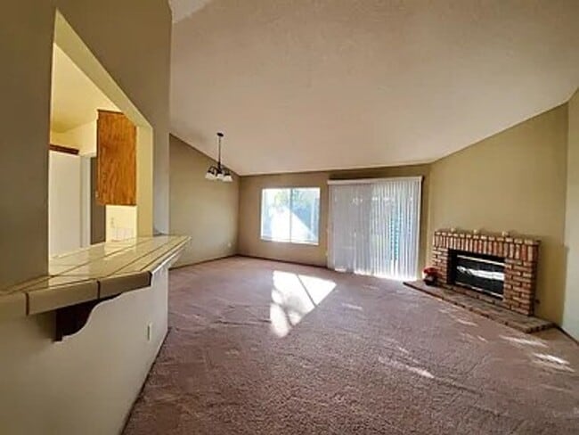 Foto del edificio - Rare 3 Bed / 2 Bath with Huge Backyard!
