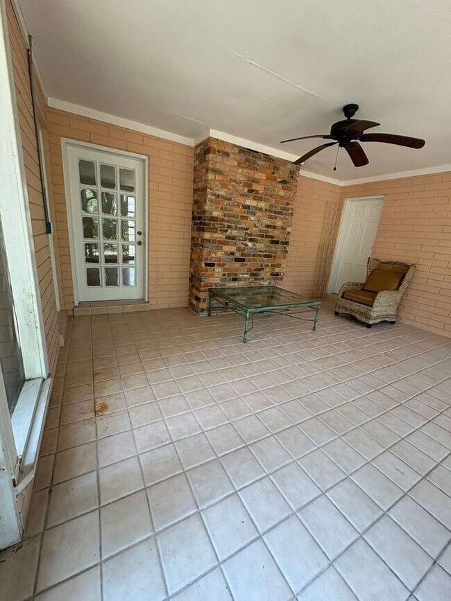 Foto del edificio - 2227 Country Club Rd