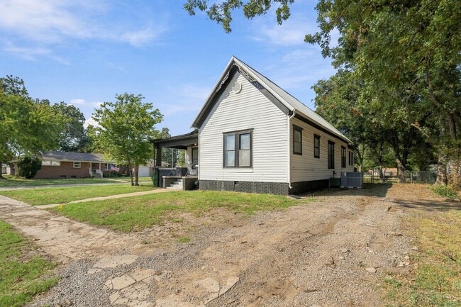 Building Photo - 403 E 6th St