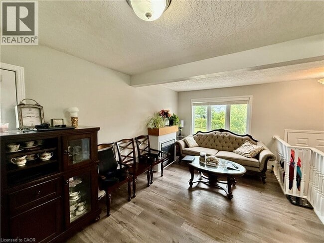 Photo du bâtiment - 601 Columbia Forest Blvd