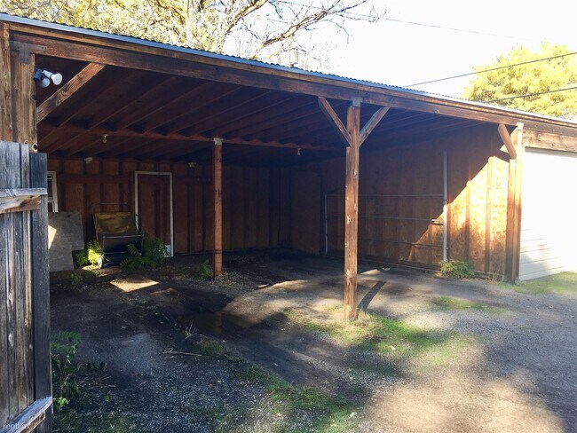 Building Photo - 2 br, 1 bath Duplex - 725 E Logan Ave