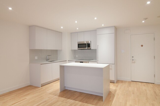 Building Photo - 3495 Rue de la Montagne