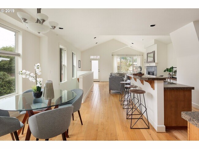 Foto del edificio - Amazing 3 bed / 2.5 bath Duplex with Bonus Room!