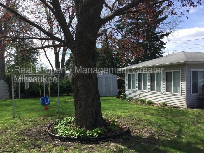 Building Photo - 3 Bedroom Ranch w/ Hardwood Flooring