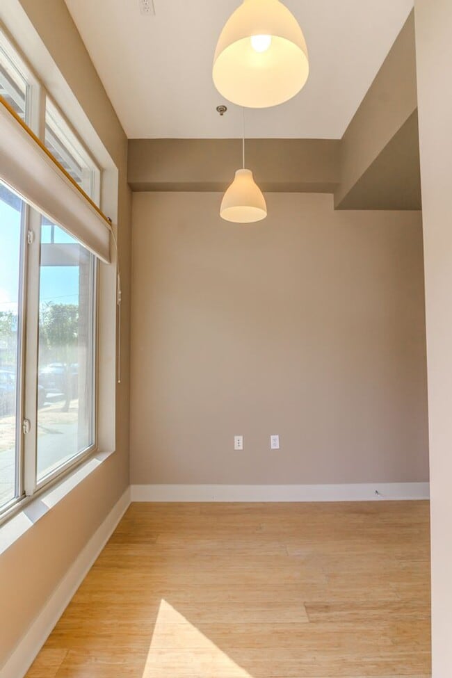 Building Photo - 3Bd/2.5Ba Seattle Townhouse